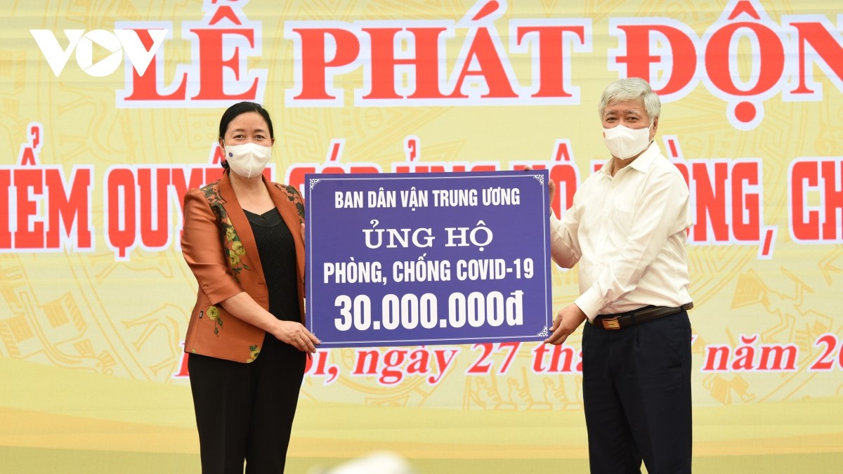 Bà Bùi Thị Minh Hoài đại diện Ban Dân vận Trung ương trao 350 triệu đồng cho Quỹ ủng hộ phòng, chống dịch COVID-19