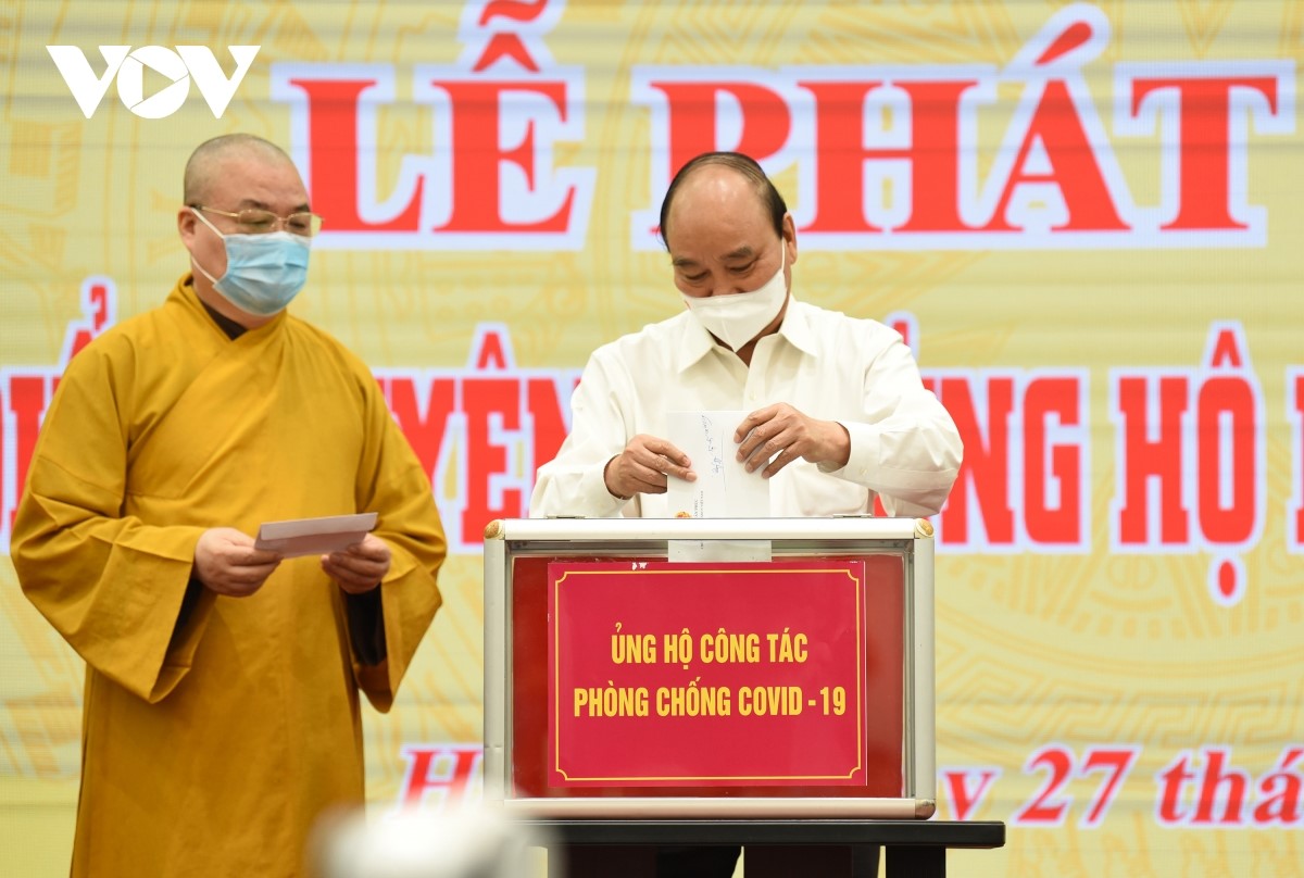 Cá nhân Chủ tịch nước Nguyễn Xuân Phúc cùng các đại biểu quyên góp ủng hộ quỹ phòng, chống dịch  