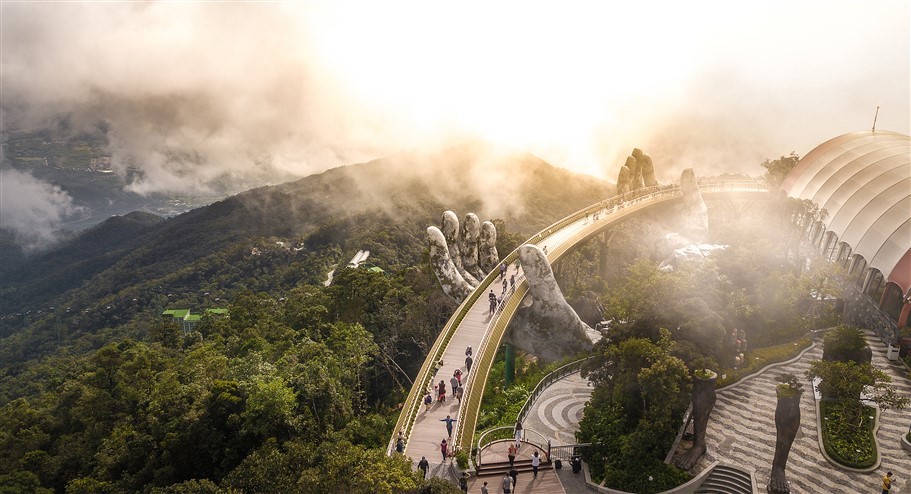 Cầu Vàng của Khu du lịch Sun World Ba Na Hills (Đà Nẵng) được tờ The Daily Mail bình chọn là Kỳ quan mới của thế giới.
