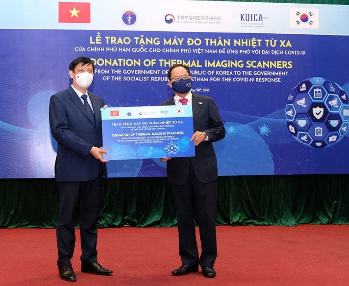 Bộ trưởng Bộ Y tế Nguyễn Thanh Long thay mặt Bộ Y tế tiếp nhận hỗ trợ. Đại sứ Hàn Quốc tại Việt Nam Park Noh-wan đại diện trao tặng.