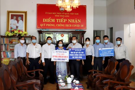 UBMTTQ Việt Nam tỉnh Vĩnh Long tiếp nhận quỹ từ các doanh nghiệp.