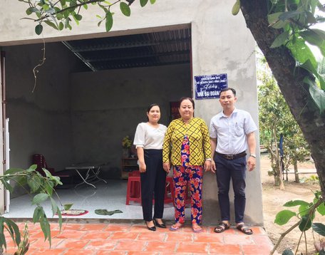 Bàn giao nhà đại đoàn kết cho hộ nghèo khó khăn về nhà ở tại thị trấn Vũng Liêm vào đầu năm 2021.