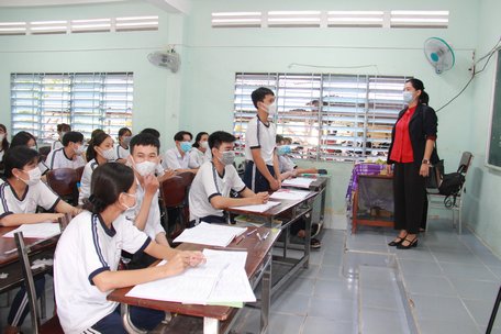 Bà Nguyễn Thị Ngọc Bích thăm hỏi tình hình ôn tập của học sinh lớp 12 Trường THCS- THPT Trưng Vương.