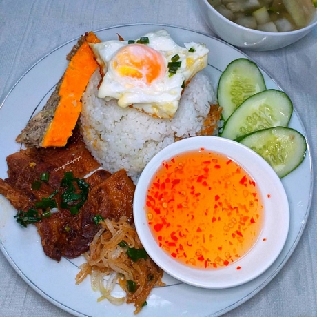 Món cơm tấm Sài Gòn là món ăn bình dị của nhiều người dân sống ở thành phố này. (Ảnh: quynhu.joyn).