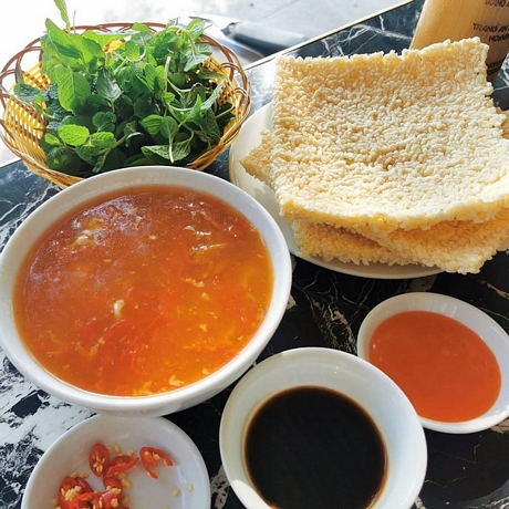 Cơm cháy Ninh Bình được ăn cùng một loại nước sốt chế biến cầu kỳ.(Ảnh: chopsticks_journey).