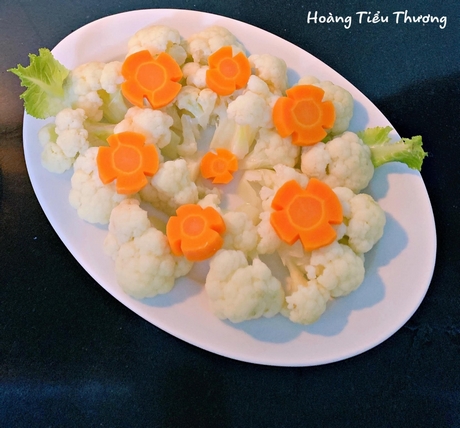 Chỉ cần cắt tỉa cà rốt thành những bông hoa, đĩa súp lơ trắng trông hấp dẫn hơn.