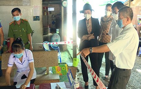 Lãnh đạo huyện Mang Thít đến thăm chốt kiểm dịch tại phà Cái Kè.