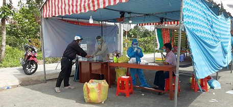 Người dân khai báo y tế, test nhanh kháng nguyên SARS-CoV-2 tại chốt kiểm soát dịch số 1 (phường Tân Ngãi- TP Vĩnh Long)- chốt cửa ngõ giáp 2 tỉnh Đồng Tháp, Tiền Giang vào TP Vĩnh Long.