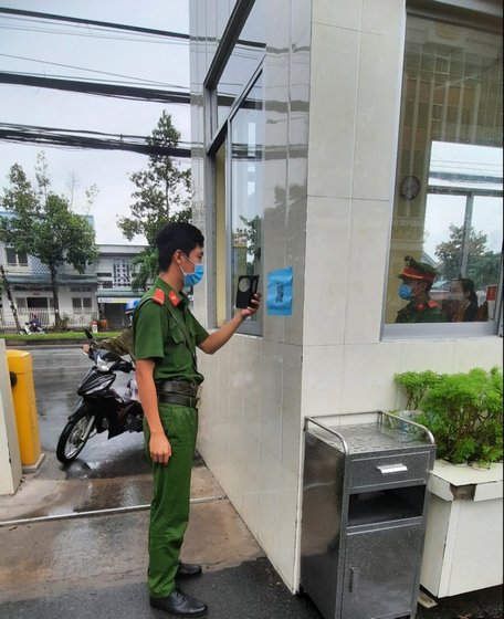 Cán bộ, chiến sĩ thực hiện quét mã QR khi ra vào trụ sở Công an tỉnh.