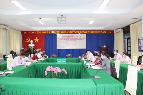 Quang cảnh họp tại NHCSXH tỉnh Vĩnh Long.