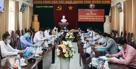 Các đại biểu tham dự hội nghị trực tuyến tại điểm cầu tỉnh Vĩnh Long