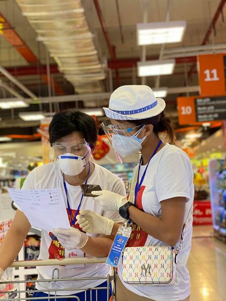 Các tình nguyện viên khi tham gia được siêu thị trang bị các thiết bị y tế như khẩu trang, găng tay, kính chắn để đảm bảo sức khỏe của tình nguyện viên, thông điệp 5K - Ảnh: Go Volunteer