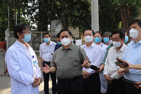  Thủ tướng Chính phủ Phạm Minh Chính kiểm tra công tác phòng, chống dịch và điều trị bệnh nhân Covid-19 tại Bệnh viện Đa khoa tỉnh Bình Dương - Ảnh: TTXVN