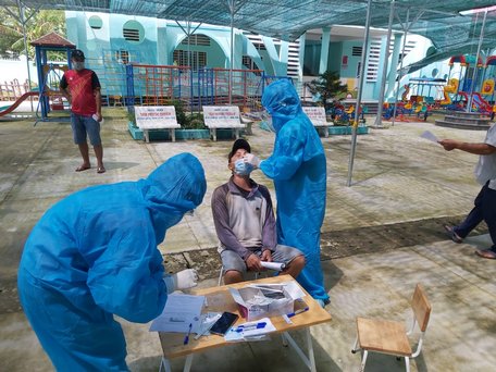 Bệnh viện Đa khoa Triều An- Loan Trâm hỗ trợ y tế huyện Bình Tân lấy mẫu test nhanh người dân trong vùng phong tỏa ở xã Tân Thành.
