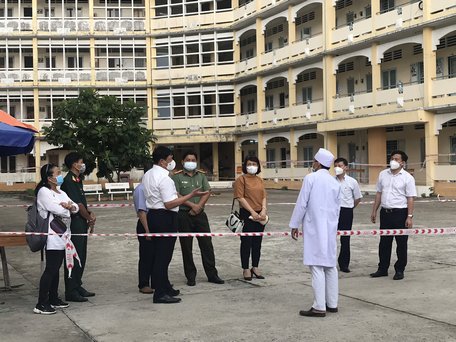 Thứ trưởng Đỗ Xuân Tuyên cùng đoàn công tác của Bộ Y tế thăm hỏi cán bộ y tế thực hiện nhiệm vụ tại khu cách ly Trường CĐ Sư phạm tỉnh Vĩnh Long.