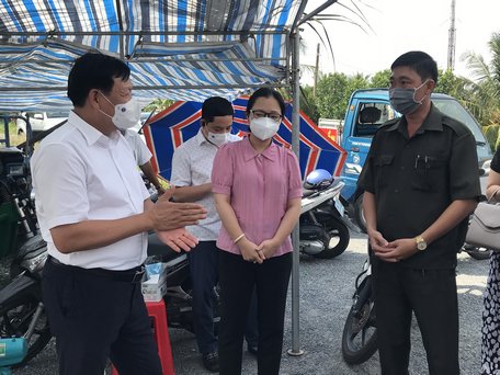Thứ trưởng Đỗ Xuân Tuyên nghe báo cáo tình hình quản lý khu phong tỏa có ca nhiễm SARS-CoV-2 tại TX Bình Minh.