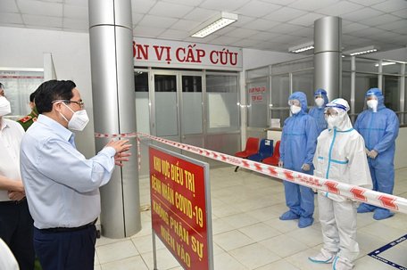 Thủ tướng thăm Bệnh viện Đa khoa huyện Tân Trụ, nơi được chuyển đổi thành Bệnh viện Dã chiến số 2 tại Long An, ngày 10/7. Ảnh: VGP/Nhật Bắc