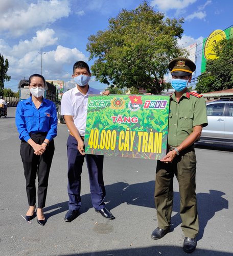  Acer Việt Nam ủng hộ 40.000 cây tràm giống cho tỉnh Vĩnh Long.