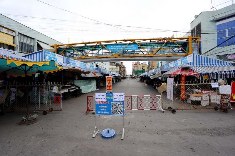 Lối vào chính trên Đường 3/2 có thông báo: “Chợ tạm đóng cửa”.