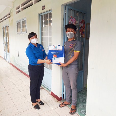 Bí thư Tỉnh Đoàn Vĩnh Long- Nguyễn Huỳnh Thu trao quà hỗ trợ cho các lưu sinh viên