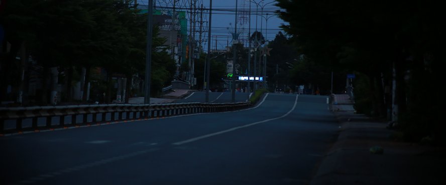 Đường Phạm Hùng lúc hơn 18 giờ, không thấy người và phương tiện qua lại. Đây cũng là thời điểm người dân không nên ra đường cho đến 5 giờ sáng hôm sau theo yêu cầu của UBND tỉnh.