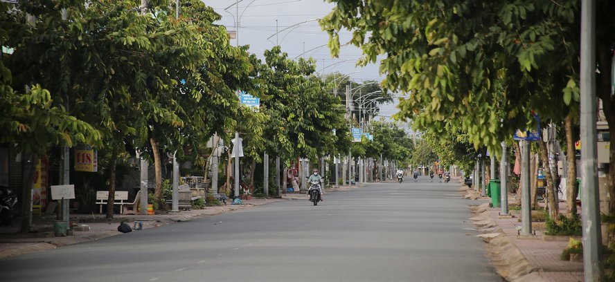 Đường Nguyễn Văn Thiệt (Phường 3) lưa thưa vài xe gắn máy.