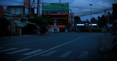 Người dân chấp hành nghiêm yêu cầu không ra đường từ 18 giờ đến 5 giờ sáng hôm sau, các tuyến đường trong nội ô TP Vĩnh Long vắng vẻ.  Ảnh chụp tối 2/8.