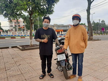  Anh Phạm Quốc Lai đã tặng anh Nguyễn Võ Hồng chiếc xe máy để về quê