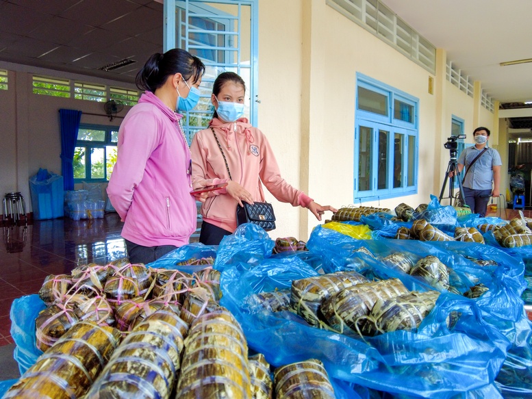 Những đòn bánh tét được chị em phụ nữ phường Trường An gói xuyên đêm để kịp chuyển đến bà con vào buổi ăn chiều.