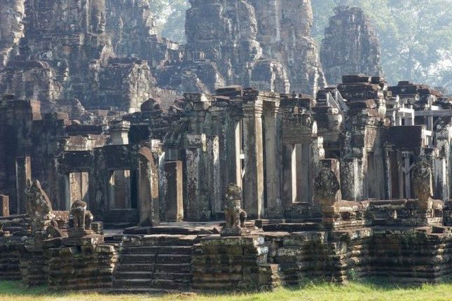 Nằm trên diện tích trải dài hơn 162,6 hecta, công viên khảo cổ Angkor là di tích tôn giáo lớn nhất trên thế giới. Các công trình ở đây ghi dấu nhiều thời kỳ thăng trầm lịch sử của triều đại Khmer, từ thế kỷ thứ 9 đến thế kỷ 15 với 72 ngôi đền lớn cùng với một số ngôi đền nhỏ nằm rải rác trong khu vực.