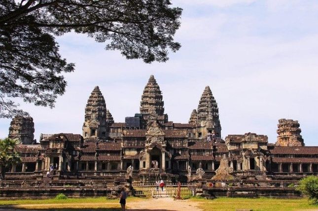 Angkor Wat là một tuyệt tác kiến trúc tượng trưng cho núi Meru và năm tòa tháp trung tâm của nơi đây cũng tượng trưng cho năm đỉnh núi thiêng Meru. Theo thần thoại, núi Meru là một ngọn núi linh thiêng ở trung tâm vũ trụ. Đây cũng được xem là nơi ở của ba vị thần tối cao trong Ấn Độ giáo là thần Brahma, Vishnu, Shiva và các nam thần Deva.