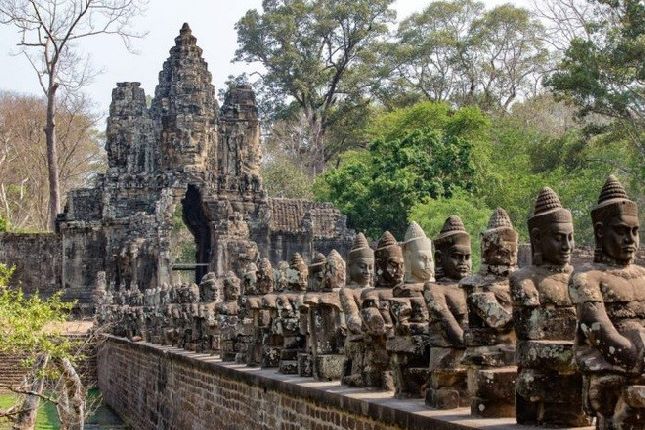 Hầu hết các ngôi đền Khmer đều hướng về phía đông, nhưng đền thờ Angkor Wat thì ngược lại. Một giả thuyết được đưa ra là vì thần Vishnu theo truyền thuyết thường được liên hệ với hướng tây nên đền thờ thần, Angkor Wat cũng được xây dựng theo hướng này. Cũng có ý kiến lý giải rằng hướng tây của đền thờ Angkor Wat biểu thị mối tương quan giữa sự sống và cái chết.