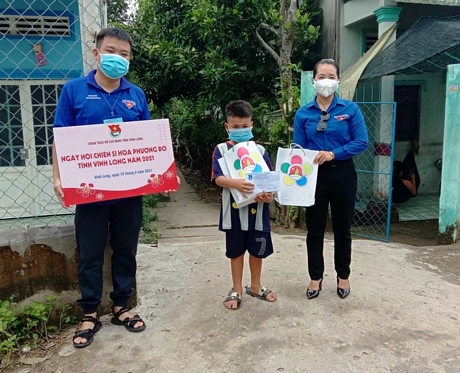 Phó Bí thư Tỉnh Đoàn Vĩnh Long- Nguyễn Thụy Yến Phương tặng quà cho trẻ em có hoàn cảnh khó khăn do ảnh hưởng dịch bệnh COVID- 19