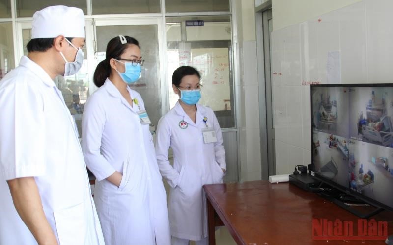 Lãnh đạo Bệnh viện và các y, bác sĩ điều trị Covid-19 ở Bệnh viện Phổi tỉnh Vĩnh Long trao đổi công tác điều trị bệnh.