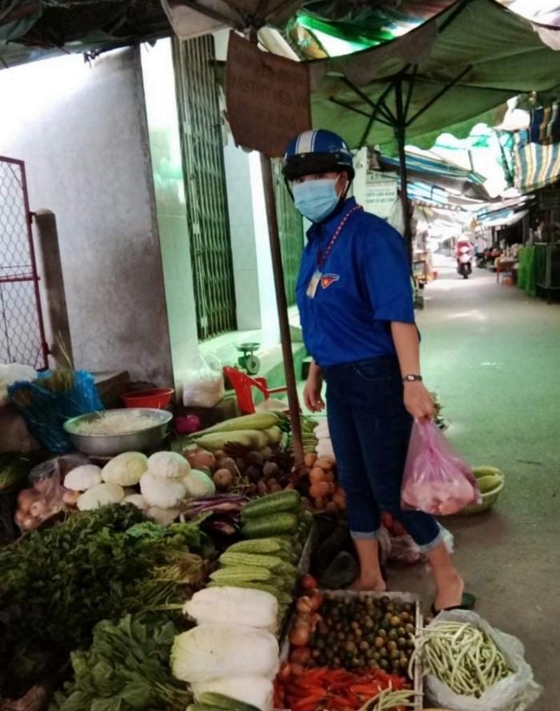 Hình thức “đi chợ thay” được thực hiện tại nhiều nơi trên địa bàn tỉnh (ảnh là chợ Tân An Luông (Vũng Liêm).