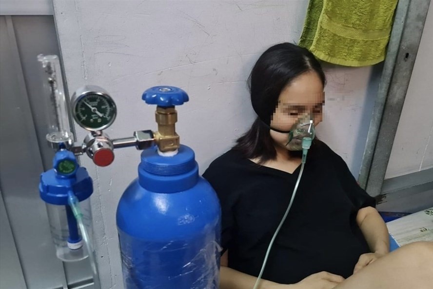 Một F0 thở oxy tại nhà trong lúc chờ được nhập viện. Ảnh: NVCC