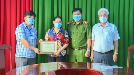 Đồng chí Nguyễn Thanh Tâm- Chủ tịch xã Đồng Phú tặng giấy khen cho cô giáo Đinh Thị Kim Hồng.