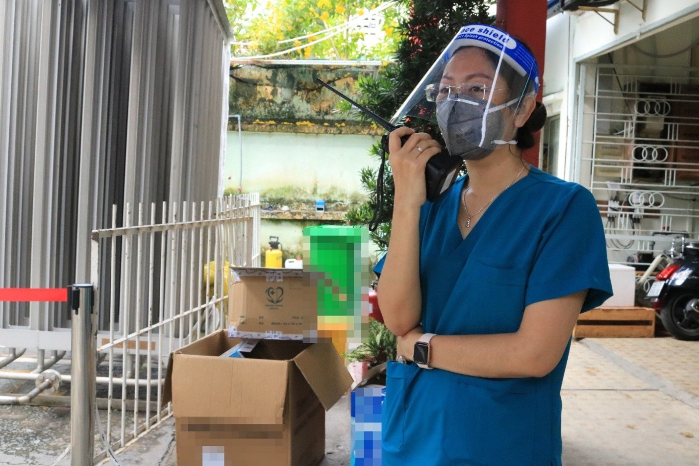 Điều dưỡng Nguyễn Thị Xuân Ái (37 tuổi) đang công tác tại cơ sở thu dung, điều trị Covid-19 ở Q.Bình Thạnh: 