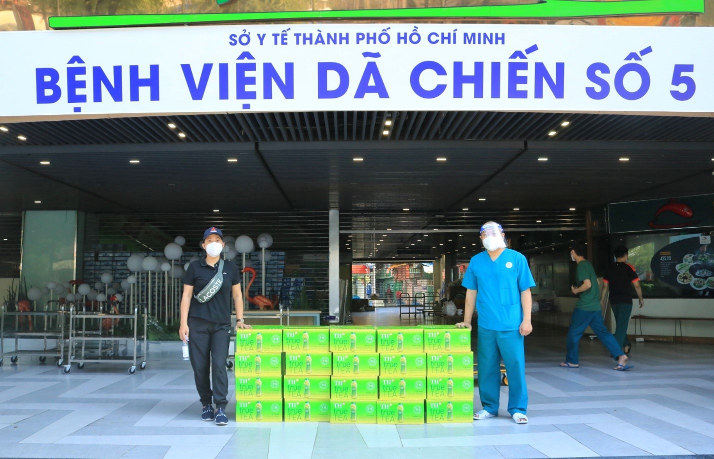 Bác sĩ Vũ Biên Luận - Đội trưởng Đội hậu cần bệnh viện dã chiến thu dung số 5 (khu chung cư Thuận Kiều Plaza, Q.5) đại diện nhận 40 thùng trà tự nhiên TH true TEA được chở từ UB MTTQ VN TP.HCM.