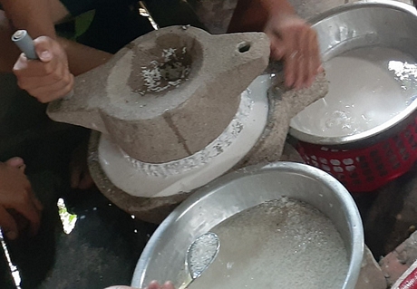 Xay bột gạo bằng cối đá vừa ngon vừa vui mắt trẻ con