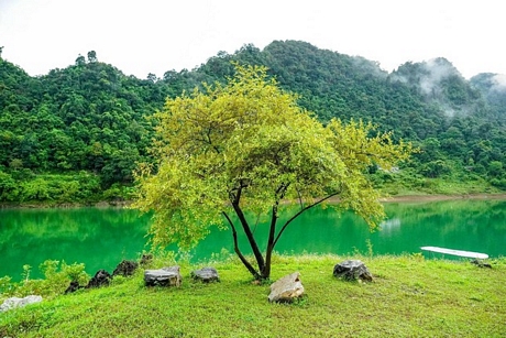 Sắc nước xanh như ngọc của hồ Thang Hen - Ảnh: FB Nguyễn Thanh Tính