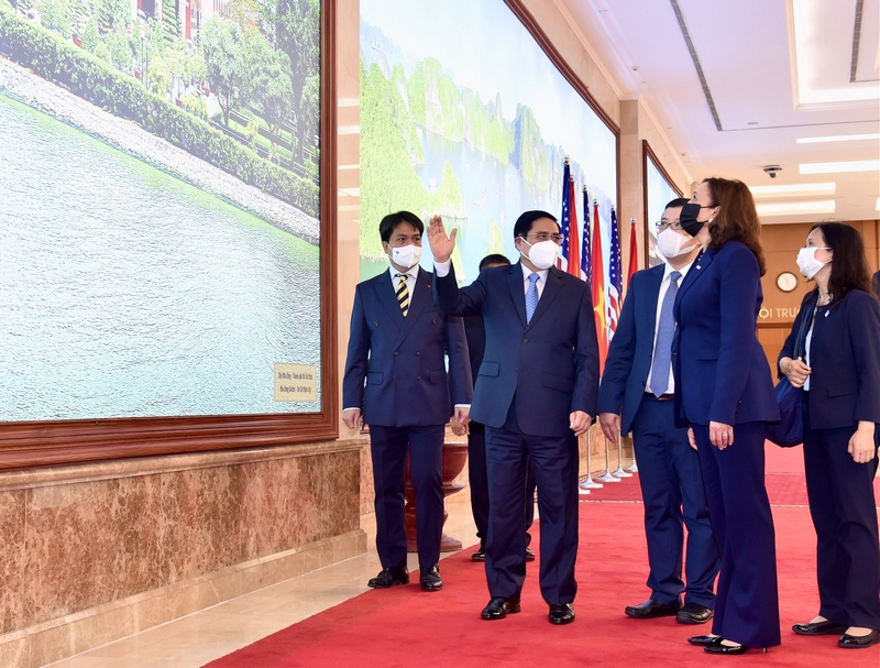 Thủ tướng Phạm Minh Chính giới thiệu với Phó Tổng thống Hoa Kỳ những hình ảnh về đất nước, con người Việt Nam.