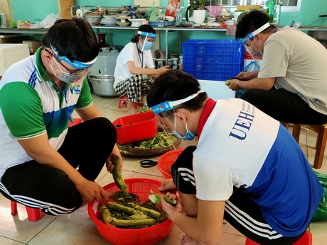 Các sinh viên tình nguyện hỗ trợ nấu ăn “tiếp sức” cho lực lượng tuyến đầu.