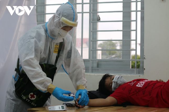 Bác sĩ quân y Nguyễn Xuân Lâm vẫn cùng đồng đội đến khám, cấp thuốc cho một trường hợp F0 (10 tuổi) đang bị sốt cao, mệt mỏi.