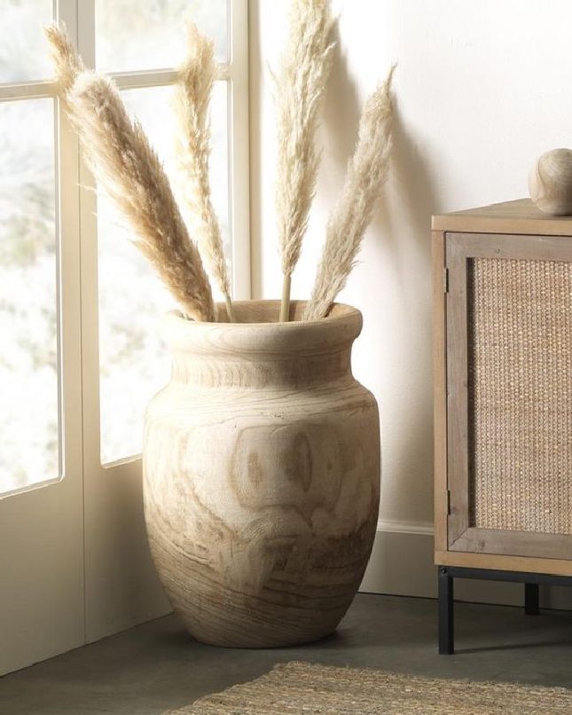 Nếu bạn yêu thích sự mộc mạc, đơn giản nhưng không kém sự tinh tế thì đừng bỏ qua chiếc bình hoa điêu khắc từ gỗ này nhé!
