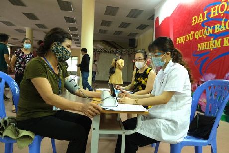 Sinh viên y khoa Hà Nội tham gia hỗ trợ điểm tiêm chủng vắc xin COVID-19 - Ảnh: HÀ THANH