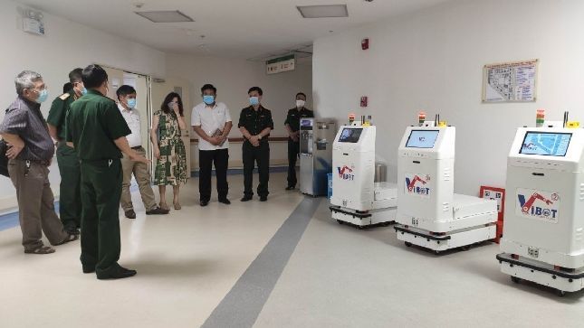 Từ tháng 4/2021, hệ thống robot y tế vận chuyển VIBOT-2 đã được lắp đặt, vận hành thử nghiệm để đánh giá các tính năng kỹ thuật tại Bệnh viện Trung ương Quân đội 108. Trong quá trình thử nghiệm tại đây, VIBOT-2 đã nhận được nhiều ý kiến đóng góp của y bác sĩ, bệnh nhân và các chuyên gia để hoàn thiện, bổ sung các tính năng cần thiết trước khi triển khai trong các khu vực cách ly, điều trị bệnh Covid-19.