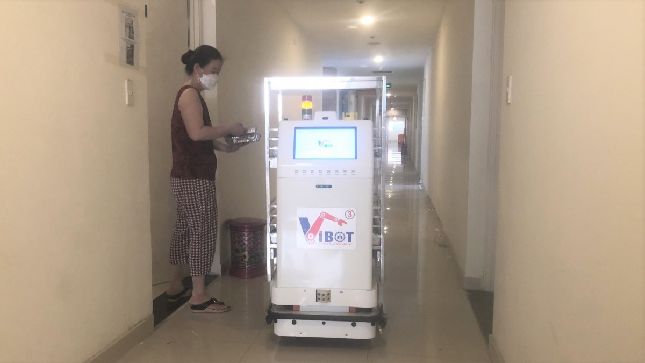 Từ ngày 9/8/2021, đoàn công tác của Học viện KTQS đã lên đường triển khai hệ thống robot VIBOT-2 tại Bệnh viện dã chiến số 7 (phường An Khánh, TP Thủ Đức, TP.HCM). Tại đây, hệ thống robot VIBOT-2 tiếp tục cho thấy khả năng hoạt động trơn tru, thể hiện được hết các chức năng thiết kế và mục tiêu đặt ra như vận chuyển thức ăn, đồ dùng cho bệnh nhân, vật dụng y tế từ ngoài vào khu cách ly và ngược lại.