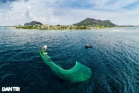 Ngoài hoạt động du lịch và nông nghiệp, đảo Lý Sơn có hàng nghìn người tham gia khai thác hải sản xa bờ.