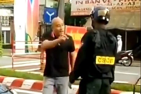 Lâm Đình Bảo đe dọa cảnh sát cơ động khi bị dừng xe kiểm tra.